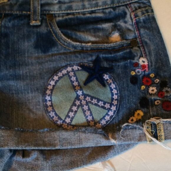 PINK VS Cut-Off Denim‎ Shorts - Picture 3 of 4
